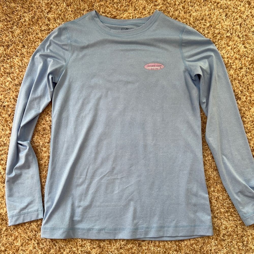 Women’s Vineyard Vines size XXS long sleeve performance shirt. Never Worn. - Picture 2 of 3